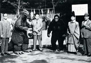 Illustration for article titled Behind-the-scenes Godzilla photos were charming, absolutely ridiculous